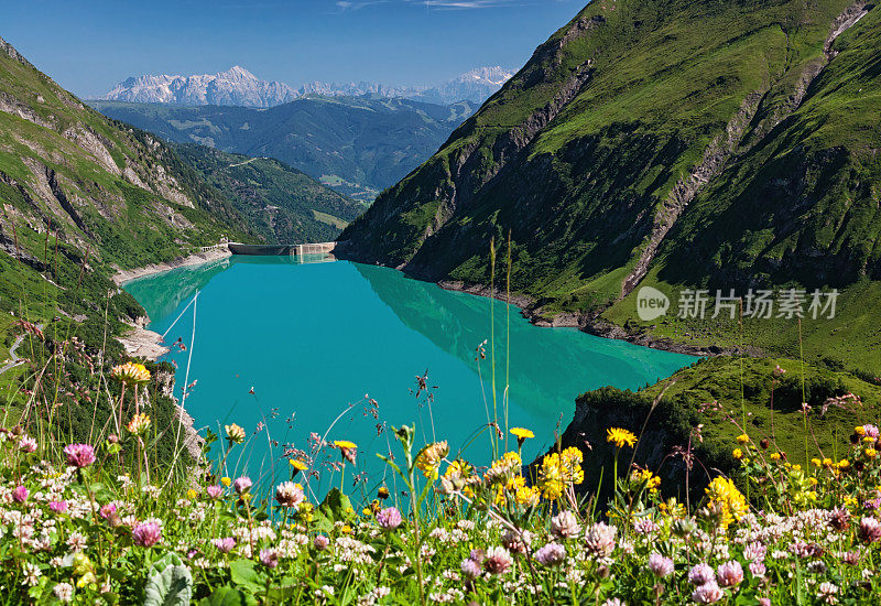 奥地利萨尔茨堡地区Hohe Tauern的卡普伦高山水库Mooserboden水库上的瀑布底湖。